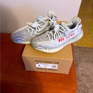 Size 6 gently used Yeezy 350 very comfortable ! Needs a new home :)